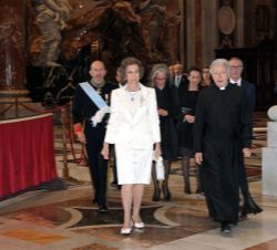 Su Majestad la Reina Doña Sofía junto con el resto de integrantes de la delegación Española a su llegada a la Basílica de San Pedro