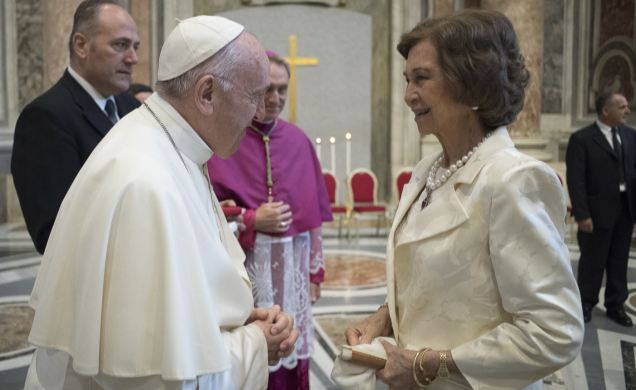 Su Majestad la Reina Doña Sofía es saludada por Su Santidad el Papa