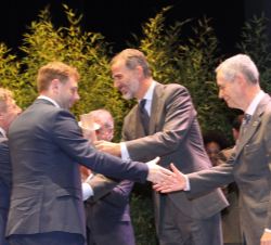 Su Majestad el Rey entrega el premio en la categoría de Pequeña y Mediana Empresa a Horacio Llovet y Javier Krawicki, cofundadores de Tuprimerapega / 