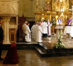 Sus Majestades los Reyes junto al altar mayor durante la misa funeral por las víctimas de las inundaciones en Mallorca