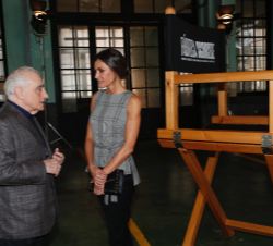 Doña Letizia conversa con el director Martin Scorsese durante su visita en el almacén