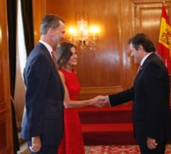 Sus Majestades los Reyes reciben el saludo del presidente del Principado de Asturias, Javier Fernández
