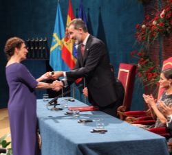 Su Majestad el Rey entrega el Premio Princesa de Asturias de Comunicación y Humanidades a Alma Guillermoprieto