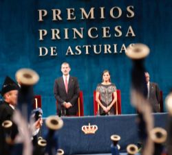 Sus Majestades los Reyes durante la interpretación del Himno de Asturias
