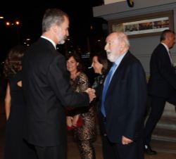 Su Majestad el Rey recibe el saludo del presidente de la Asociación de Periodistas Europeos (APE), Diego Carcedo