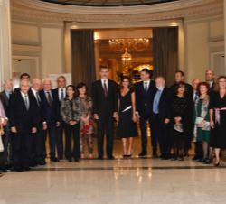 Don Felipe y Doña Letizia junto a las autoridades y miembros del jurado asistentes a la entrega del premio