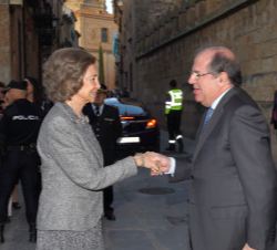 Su Majestad la Reina Doña Sofía recibe el saludo del presidente de la Junta de Castilla y León, Juan Vicente Herrera