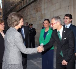 Su Majestad la Reina Doña Sofía recibe el saludo del rector magnífico de la Universidad de Salamanca, Ricardo Rivero