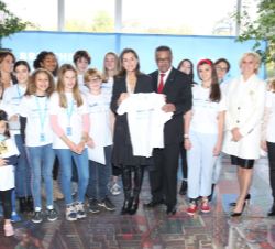 Doña Letizia junta a un grupo de niños que participan en los actos con ocasión de la primera Conferencia Mundial de la OMS sobre Contaminación del Air