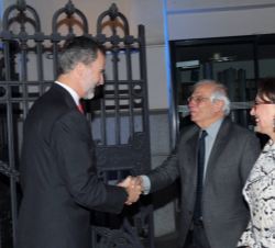 Su Majestad el Rey recibe el saludo del ministro de Asuntos Exteriores, Unión Europea y Cooperación, Josep Borrell
