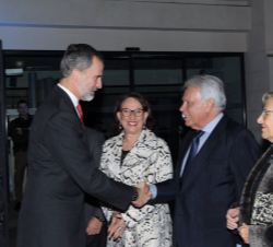 Su Majestad el Rey recibe el saludo del expresidente del Gobierno, Felipe González