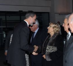 Su Majestad el Rey recibe el saludo de la alcaldesa de Madrid, Manuela Carmena