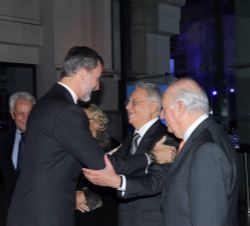 Su Majestad el Rey recibe el saludo del copresidente del Foro Iberoamérica y expresidente de las República de Brasil, Fernando Henrique Cardoso