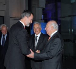 Su Majestad el Rey recibe el saludo del copresidente del Foro Iberoamérica y expresidente de las República de Chile, Ricardo Lagos