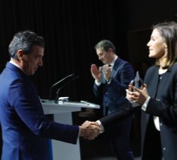 Su Majestad la Reina entrega el premio a José Ángel Preciados, director general de Ilunion Hotels