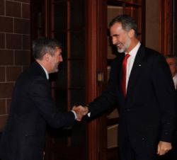 Su Majestad el Rey recibe el saludo del presidente del Gobierno de Canarias, Fernando Clavijo