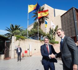 Su Majestad el Rey se despide del presidente del Gobierno de Canarias, Fernando Clavijo
