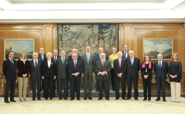 Su Majestad el Rey junto a los miembros de la Fundación España Constitucional