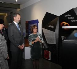 Su Majestad del Rey durante el recorrido de la exposición “Universidad Autónoma de Madrid: 50 años haciendo futuro”
