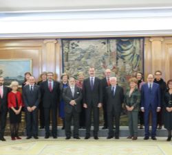 Fotografía de grupo de Su Majestad el Rey con la Junta Directiva de la Asociación de Exdiputados y Exsenadores de las Cortes Generales