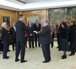 Su Majestad el Rey conversa con los miembros de la Junta Directiva de la Asociación de Exdiputados y Exsenadores de las Cortes Generales