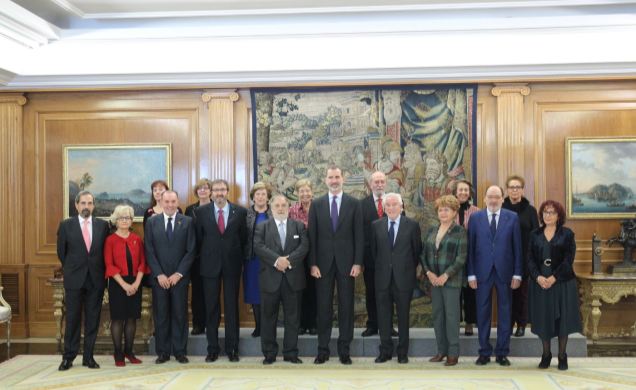 Fotografía de grupo de Su Majestad el Rey con la Junta Directiva de la Asociación de Exdiputados y Exsenadores de las Cortes Generales