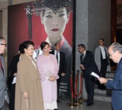 Su Majestad la Reina y Su Excelencia Peng Liyuan, Primera Dama de China, a su llegada al Teatro Real de Madrid, reciben la bienvvenida del presidente 