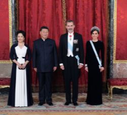 Sus Majestades los Reyes junto a Sus Excelencias el Presidente de la República Popular China, Xi Jinping y su esposa Peng Liyuan