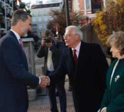 Su Majestad el Rey recibe el saludo del ministro de Asuntos Exteriores, Unión Europea y Cooperación, Josep Borrell