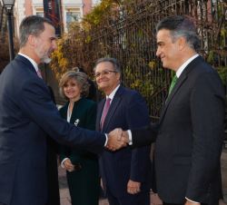 Su Majestad el Rey recibe el saludo del director general de Casa de América, Santiago Miralles
