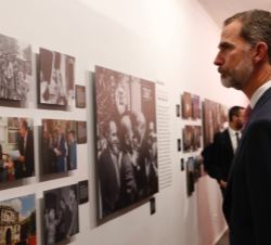 Don Felipe observa las fotografías de la exposición