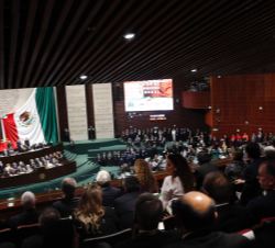 Su Majestad el Rey en una vista general del hemiciclo durante la Ceremonia de Transmisión del Poder Ejecutivo Federal en los Estados Unidos Mexicanos