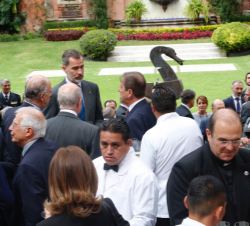 Su Majestad el Rey durante el encuentro con una representación de la colectividad española en la residencia del embajador
