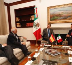 Su Majestad el Rey conversa durante el encuentro con el Presidente, Enrique Peña Nieto