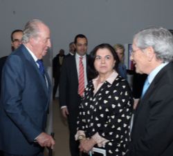 Su Majestad el Rey Don Juan Carlos al inicio de la visita con los asesores de la exposición, Fernando Ónega y Lucia Méndez