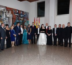 Fotografía de grupo de los Reyes con las autoridades, directores de la Orquesta y Coro, solistas y concertinos