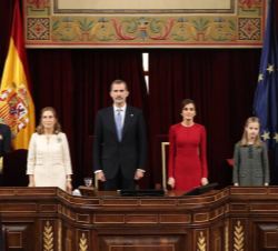 Sus Majestades los Reyes, acompañados de la Princesa de Asturias y la Infanta Sofía, la presidenta del Congreso de los Diputados y el presidente del S