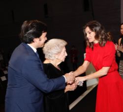 Su Majestad la Reina hace entrega del Premio Nacional a la Comunicación en el Sector de la Moda a la revista HOLA, recoge el premio la fundadora y pre