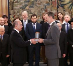 Su Majestad el Rey recibe el Premio Senador Ángel Pulido