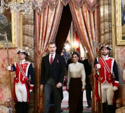 Sus Majestades los Reyes acceden a la Saleta de Gasparini del palacio Real de Madrid