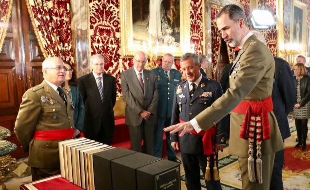 Su Majestad el Rey examina la obra impresa "Historia Militar de España" ante el presidente de la Comisión Española de Historia Militar