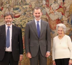 Su Majestad el Rey junto a la Sra. Annette Cabelli y el director general del Centro Sefarad-Israel, Miguel de Lucas González