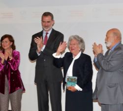 Su Majestad el Rey durante la entrega del Premio Nacional de Sociología y Ciencia Política 2018 a María Ángeles Durán