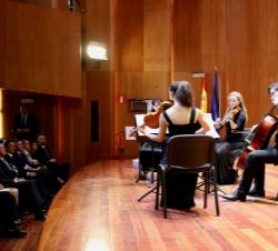 Un cuarteto de la Escuela Superior de Música Reina sofía interpretó una breve pieza musical para los asistentes