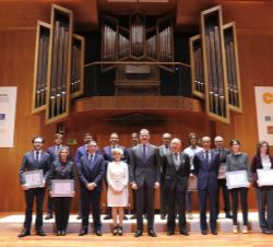 Don Felipe acompañado de los galardonados en la XX Edición de los Premios Codespa