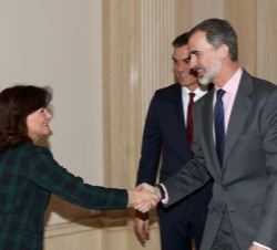 Su Majestad el Rey recibe el saludo de la vicepresidenta del Gobierno y ministra de la Presidencia, Relaciones con las Cortes e Igualdad, Carmen Calvo