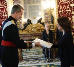 Su Majestad el Rey recibe la Carta Credencial de manos del embajador de la República de Croacia, Nives Malenica