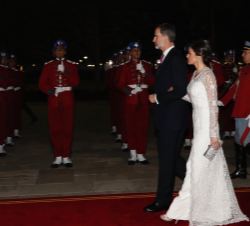 Sus Majestades los Reyes a su llegada al Palacio Real de Rabat para asistir a la cena de gala ofrecida en su honor