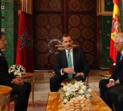 Su Majestad el Rey durante su encuentro con el jefe de Gobierno del Reino de Marruecos, Saad Eddine El Othmani