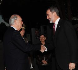 Su Majestad el Rey recibe el saludo del presidente del Círculo de Economía, Juan José Bruguera